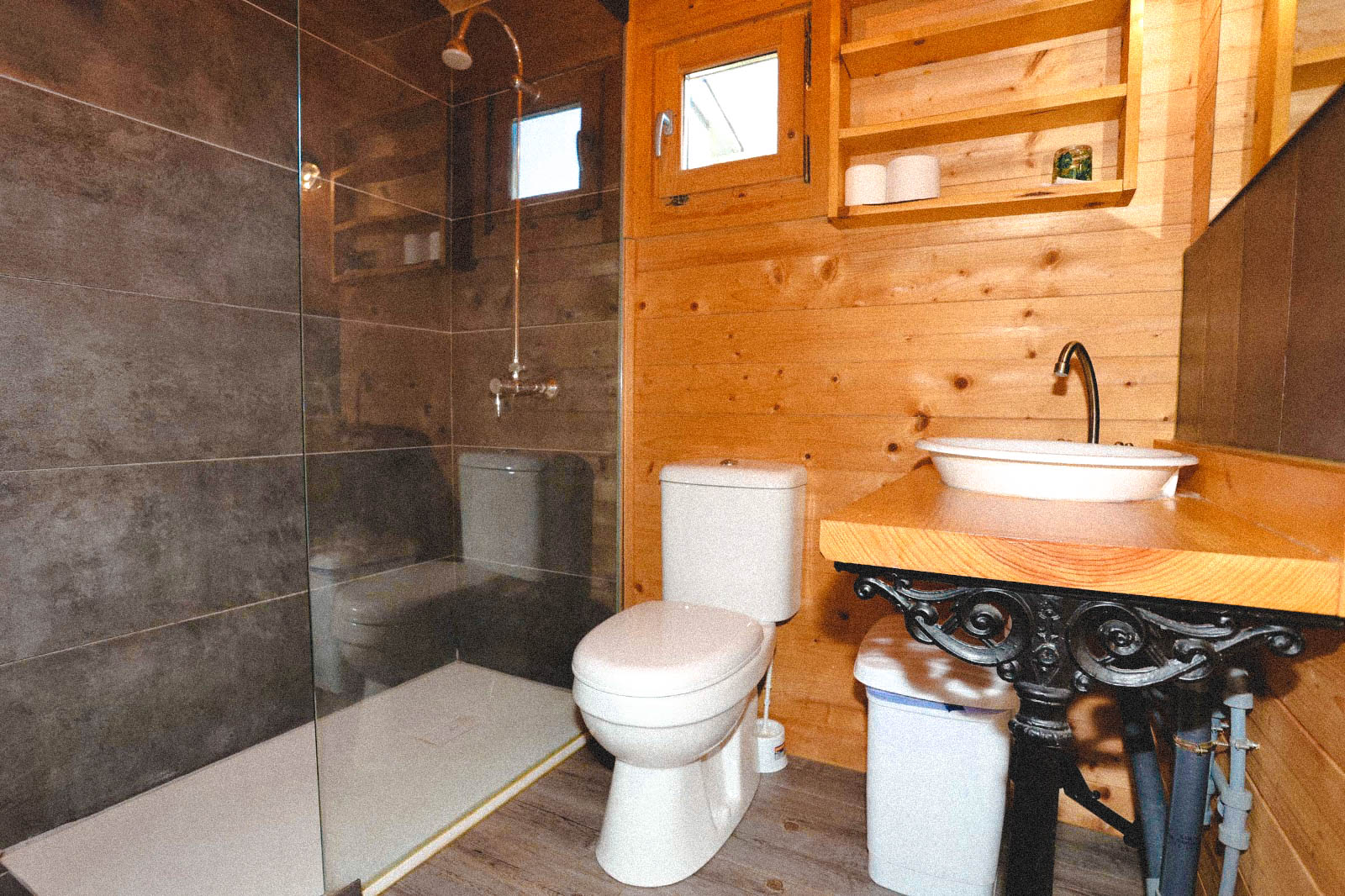 home-buena-onda-zahora-van-camping-alquiler-vacacional-eco-lodging-camper-van