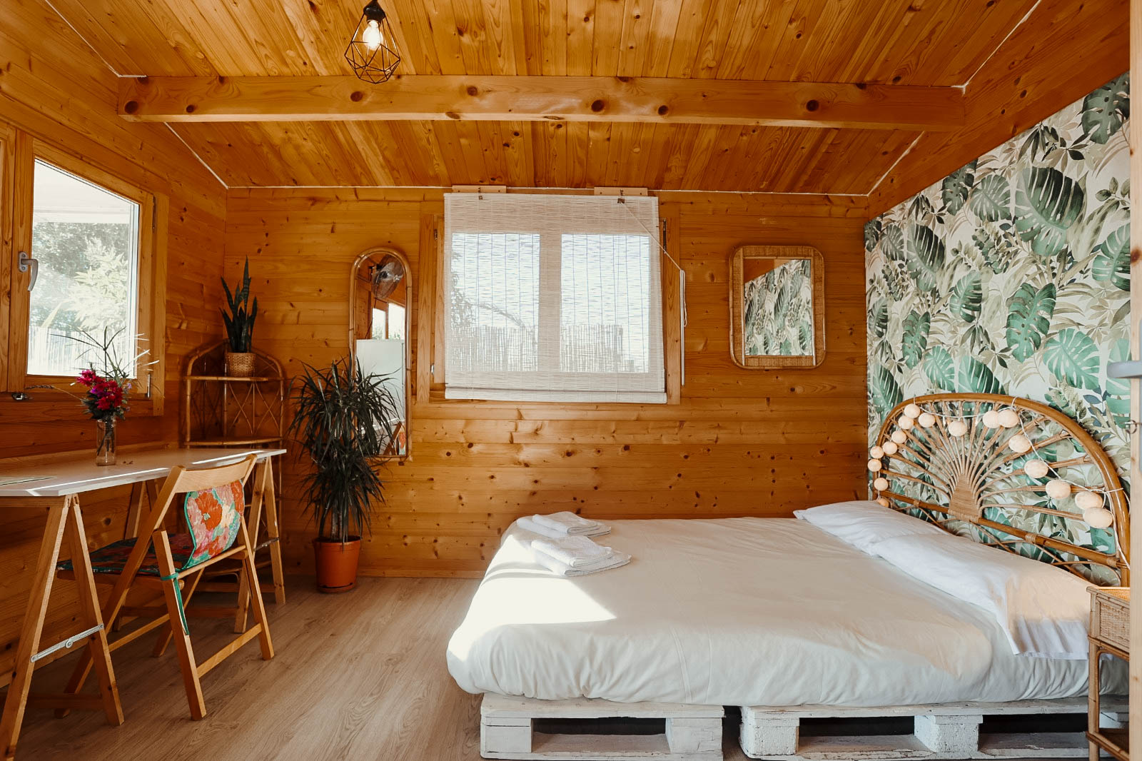 dormir-en-buena-onda-zahora-van-camping-alquiler-vacacional-eco-lodging-camper-van